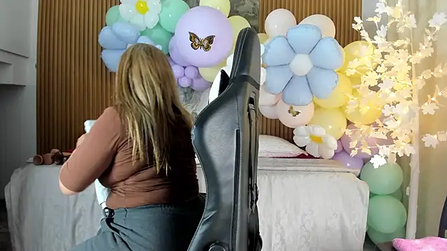 Snapshot of Danna_topless chatting on April 8, 2026, 12:05 pm Danna topless online show from April 8, 2026, 12:05 pm