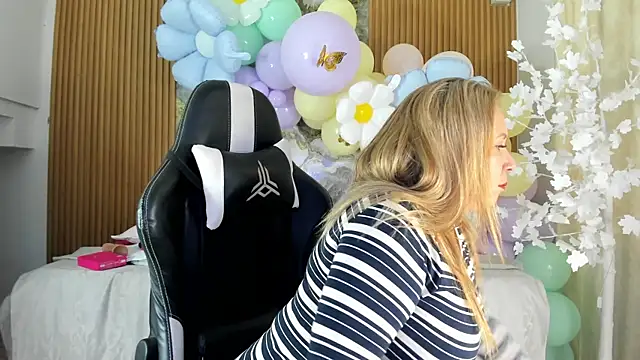 Snapshot of Danna_topless chatting on April 10, 2026, 11:59 am Danna topless online show from April 10, 2026, 11:59 am