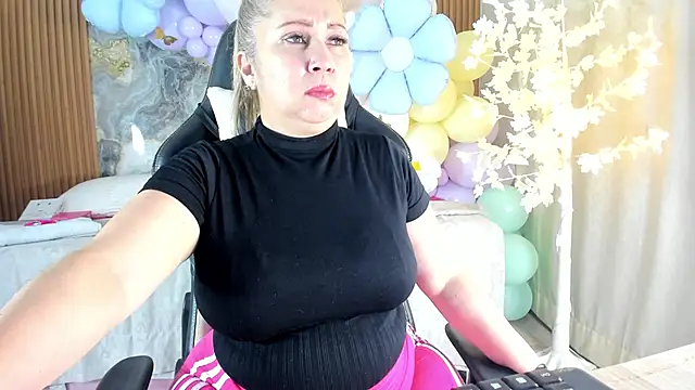 Snapshot of Danna_topless chatting on April 13, 2026, 12:10 pm Danna topless online show from April 13, 2026, 12:10 pm