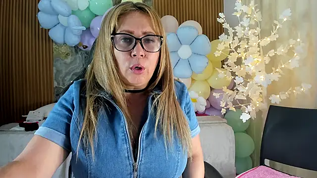 Snapshot of Danna_topless chatting on April 14, 2026, 12:00 pm Danna topless online show from April 14, 2026, 12:00 pm