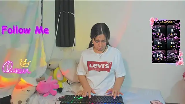 Snapshot of litle_mily_ chatting on April 5, 2026, 12:52 am litle mily online show from April 5, 2026, 12:52 am