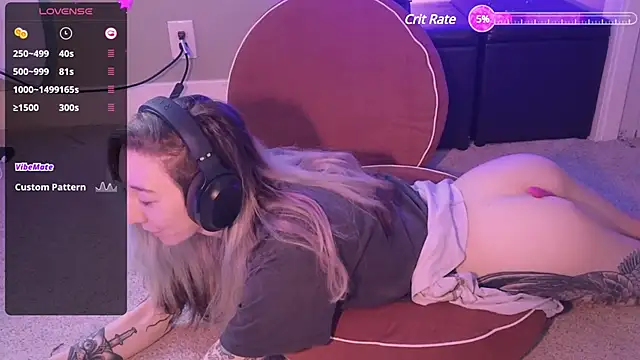 lovelylucyy online show from December 8, 2024, 7:32 pm