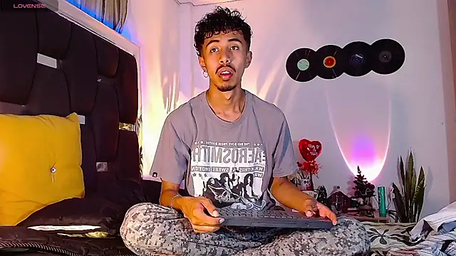 Snapshot of RyanRizzo chatting on December 3, 2024, 12:13 am RyanRizzo online show from December 3, 2024, 12:13 am