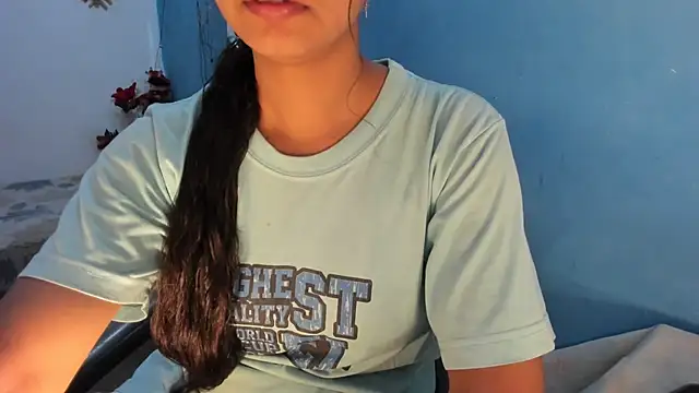 aarjulove online show from April 12, 2026, 8:19 am