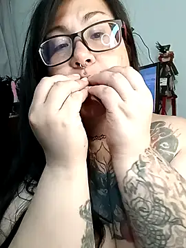 Snapshot of l1la_Rav3n chatting on December 17, 2024, 4:23 am l1la Rav3n online show from December 17, 2024, 4:23 am