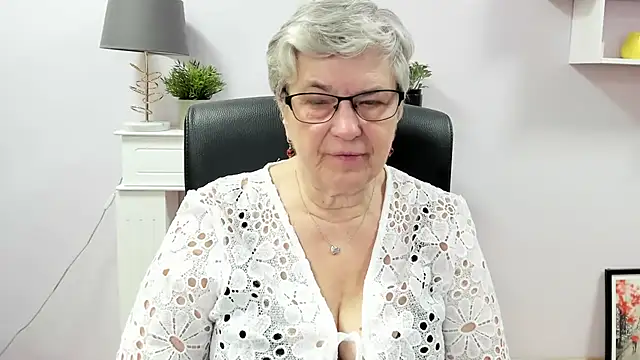 Snapshot of IrisDream chatting on July 9, 2026, 6:17 am IrisDream online show from July 9, 2026, 6:17 am