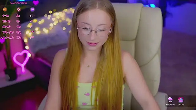 SilverrMoon online show from October 20, 2025, 7:36 pm