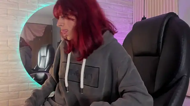 Snapshot of cloe__palmer chatting on December 5, 2024, 6:33 pm cloe palmer online show from December 5, 2024, 6:33 pm