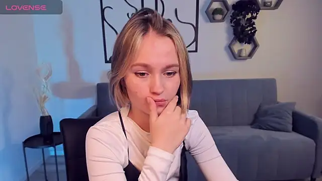 Snapshot of BritnieCute chatting on December 3, 2024, 6:37 am BritnieCute online show from December 3, 2024, 6:37 am