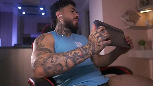 LeoSalvatore  online show from October 27, 2025, 12:36 am