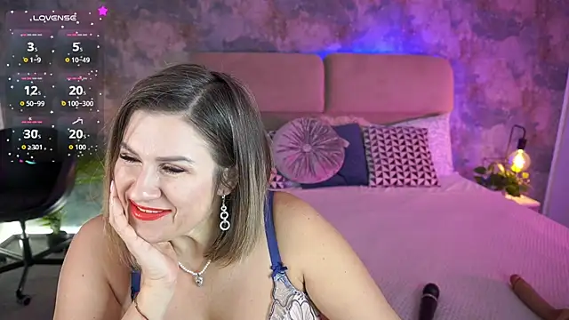 KiraRoxx online show from February 8, 2026, 7:39 pm