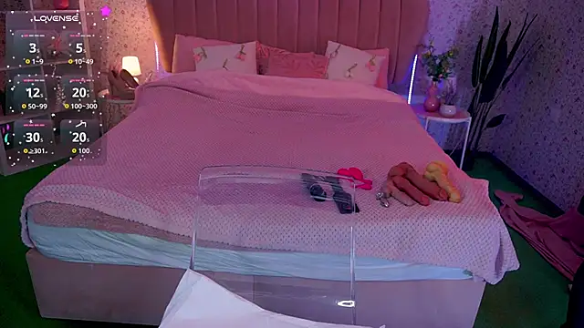 KiraRoxx online show from April 13, 2026, 11:59 am