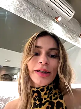 Snapshot of cuteluci_ chatting on October 11, 2025, 10:52 pm cuteluci online show from October 11, 2025, 10:52 pm