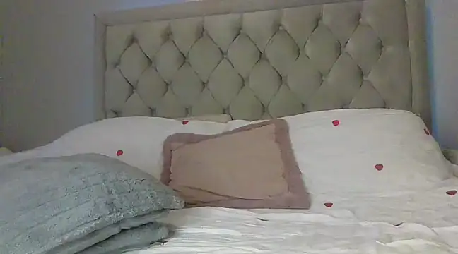 Snapshot of diamondgalxo chatting on February 19, 2025, 8:01 am diamondgalxo online show from February 19, 2025, 8:01 am