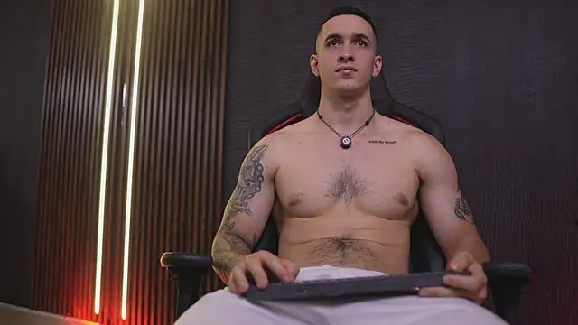 JacksonOlsenn online show from April 16, 2026, 9:39 pm