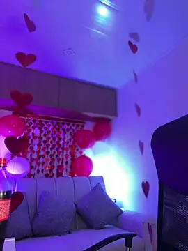 maddy bronw  online show from February 6, 2025, 1:05 am