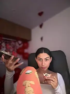 maddy bronw  online show from February 13, 2025, 9:06 pm