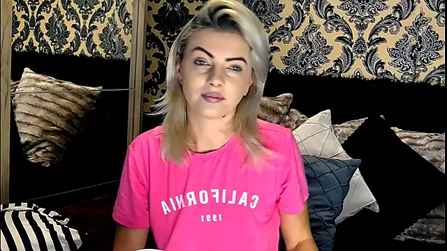 Snapshot of Aly_girl1 chatting on December 4, 2024, 9:51 am Aly girl1 online show from December 4, 2024, 9:51 am