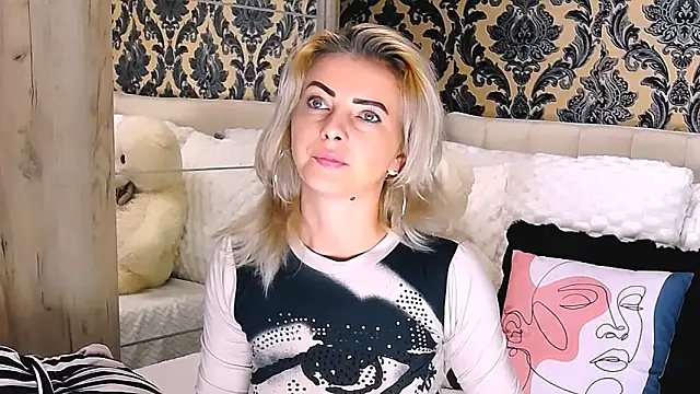 Snapshot of Aly_girl1 chatting on October 4, 2025, 8:23 am Aly girl1 online show from October 4, 2025, 8:23 am