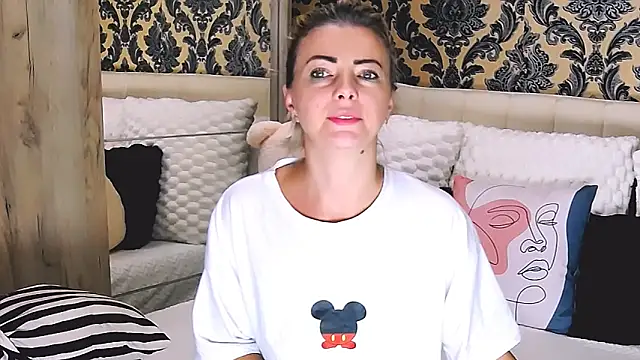 Snapshot of Aly_girl1 chatting on October 15, 2025, 6:57 am Aly girl1 online show from October 15, 2025, 6:57 am