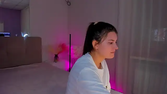 Laura Leee online show from March 11, 2025, 9:34 am