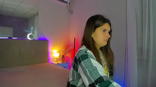 Laura Leee online show from September 24, 2025, 5:33 am