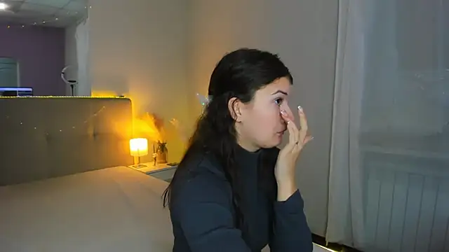 Laura Leee online show from November 19, 2025, 6:02 am