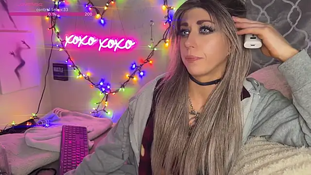 VeronicaRonnieTaylor online show from December 2, 2025, 9:32 pm