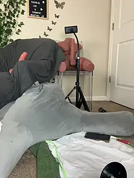 Snapshot of butterflybootyy chatting on December 14, 2024, 7:29 am butterflybootyy online show from December 14, 2024, 7:29 am