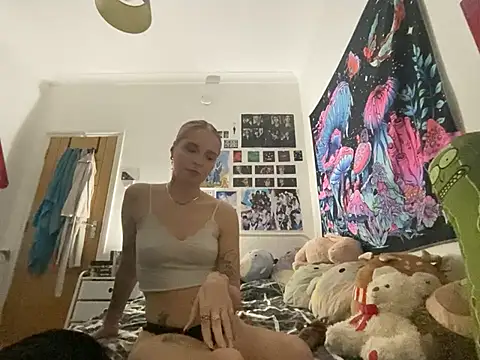 Snapshot of EmilyCleeveland chatting on March 5, 2026, 10:06 pm EmilyCleeveland online show from March 5, 2026, 10:06 pm