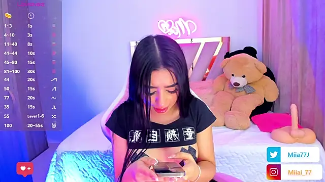 Snapshot of Miia77_ chatting on September 19, 2025, 2:13 am Miia77  online show from September 19, 2025, 2:13 am