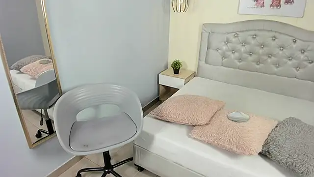 escarleth   online show from February 11, 2026, 1:05 pm