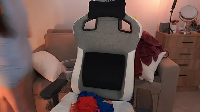 anyacutex online show from February 8, 2026, 6:44 pm