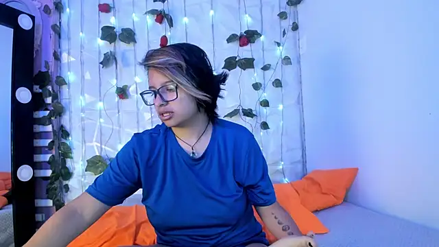 Snapshot of NovaGlitz chatting on January 23, 2025, 11:48 am NovaGlitz online show from January 23, 2025, 11:48 am