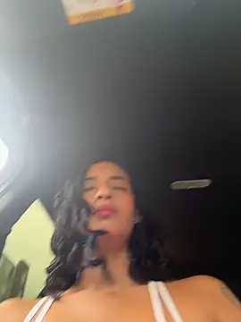 Laura fernandezII online show from May 13, 2026, 4:04 pm
