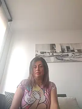 Latiinvenushot online show from November 28, 2025, 3:25 pm