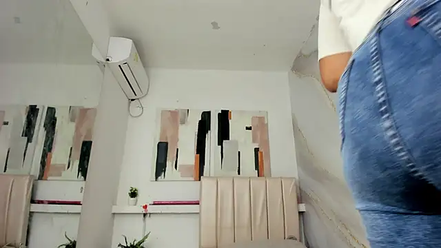 JOCELYN SANTANA1 online show from September 29, 2025, 11:59 am