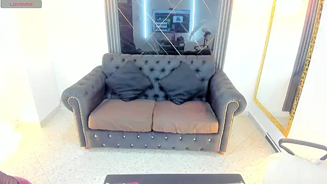 VickyJohnson1 online show from September 25, 2025, 8:12 pm