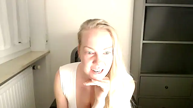 Snapshot of _LunaxLia_ chatting on November 16, 2025, 6:02 pm LunaxLia online show from November 16, 2025, 6:02 pm