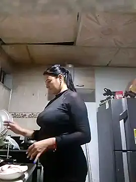 Snapshot of lupita_2023 chatting on December 17, 2024, 12:23 am lupita 2023 online show from December 17, 2024, 12:23 am