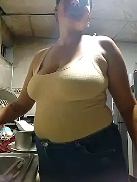 Snapshot of lupita_2023 chatting on January 22, 2025, 11:43 pm lupita 2023 online show from January 22, 2025, 11:43 pm