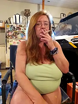 Snapshot of MsShelby40 chatting on October 9, 2025, 10:41 pm MsShelby40 online show from October 9, 2025, 10:41 pm