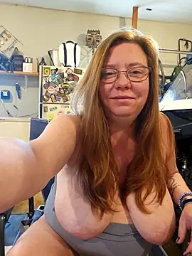 Snapshot of MsShelby40 chatting on November 15, 2025, 4:25 pm MsShelby40 online show from November 15, 2025, 4:25 pm