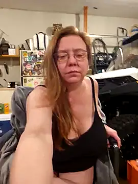 Snapshot of MsShelby40 chatting on December 19, 2025, 11:23 pm MsShelby40 online show from December 19, 2025, 11:23 pm