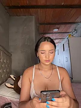 MollySanders    online show from February 12, 2026, 6:25 pm