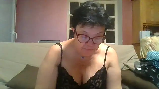 Snapshot of Vandeae44 chatting on May 12, 2026, 8:17 pm Vandeae44 online show from May 12, 2026, 8:17 pm