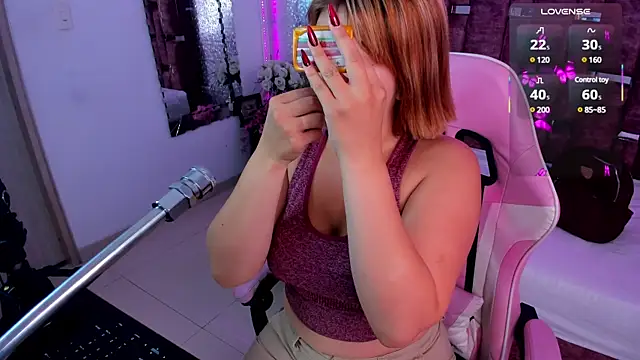 Snapshot of AlessiaDouce chatting on February 12, 2025, 8:29 pm AlessiaDouce online show from February 12, 2025, 8:29 pm