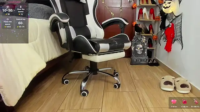 Snapshot of SophieBaker__ chatting on October 13, 2025, 12:32 am SophieBaker online show from October 13, 2025, 12:32 am