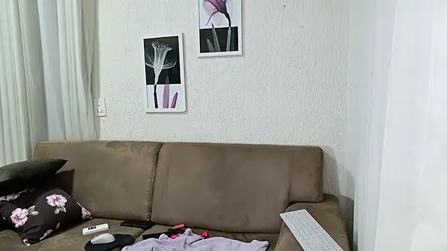 Snapshot of Blue_butterfly chatting on January 26, 2025, 1:20 am Blue butterfly online show from January 26, 2025, 1:20 am