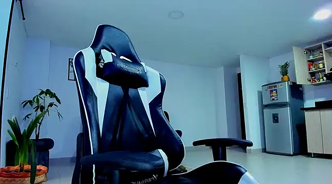 alexander collin02 online show from February 4, 2025, 12:44 pm